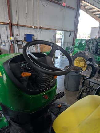 Image of John Deere 3039R equipment image 4