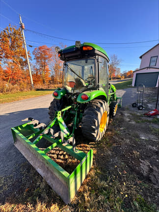 Image of John Deere 3039R equipment image 4