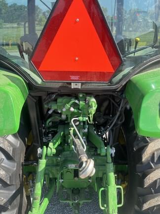 Image of John Deere 3039R equipment image 3