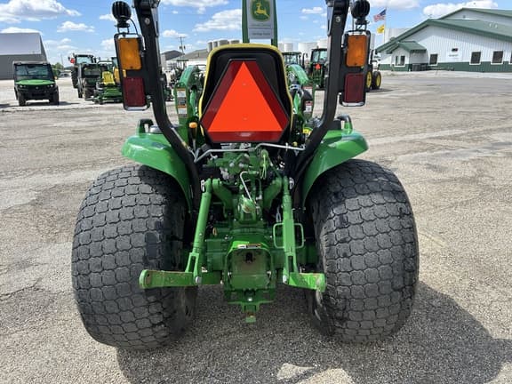 Image of John Deere 3039R equipment image 4