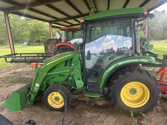 Image of John Deere 3039R equipment image 4