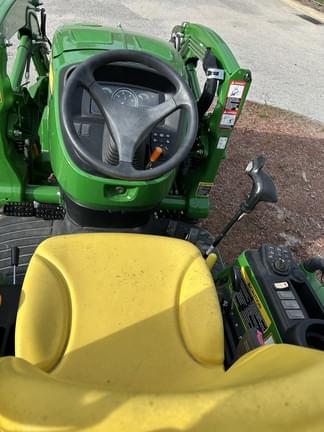 Image of John Deere 3039R equipment image 4