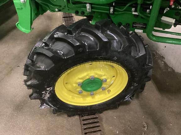 Image of John Deere 3039R equipment image 3