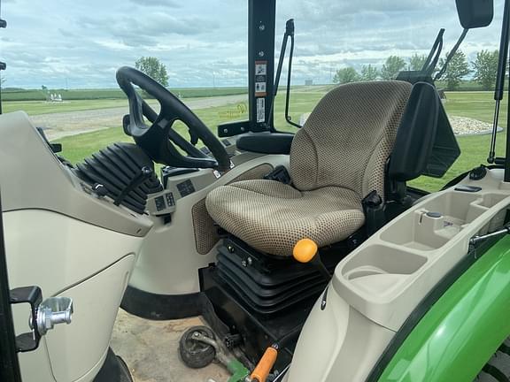 Image of John Deere 3039R equipment image 1