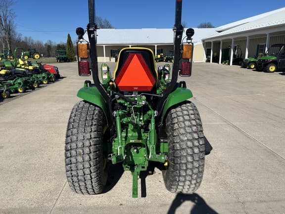 Image of John Deere 3039R equipment image 4