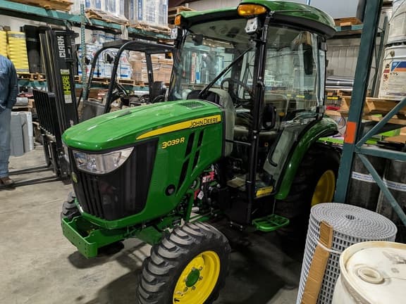 Image of John Deere 3039R equipment image 2