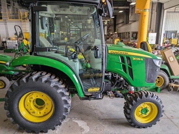 Image of John Deere 3039R equipment image 2