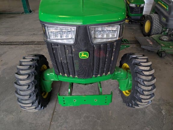 Image of John Deere 3039R equipment image 4