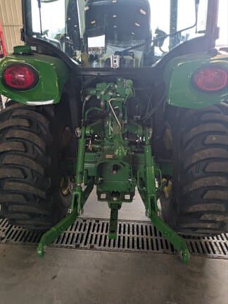 Image of John Deere 3039R equipment image 3