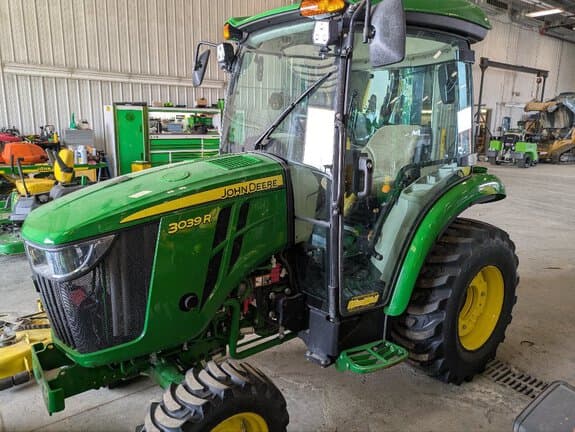 Image of John Deere 3039R equipment image 1