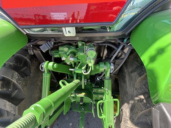 Image of John Deere 3039R equipment image 4