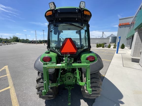 Image of John Deere 3039R equipment image 4