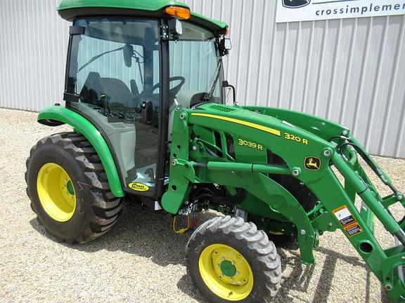 Image of John Deere 3039R equipment image 3