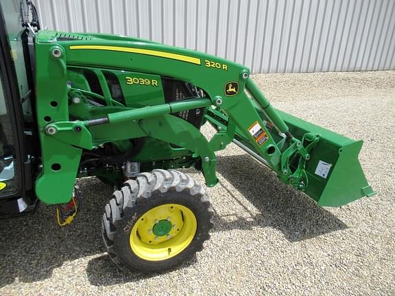 Image of John Deere 3039R equipment image 4