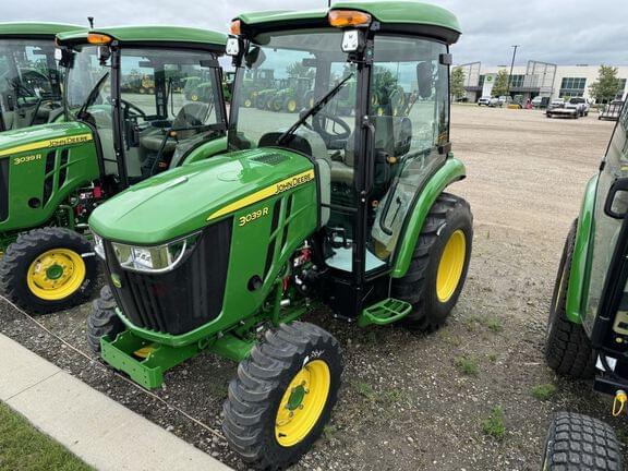 Image of John Deere 3039R equipment image 1