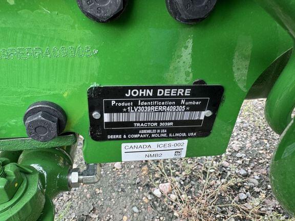 Image of John Deere 3039R equipment image 4
