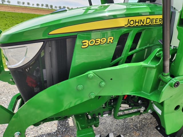 Image of John Deere 3039R equipment image 4