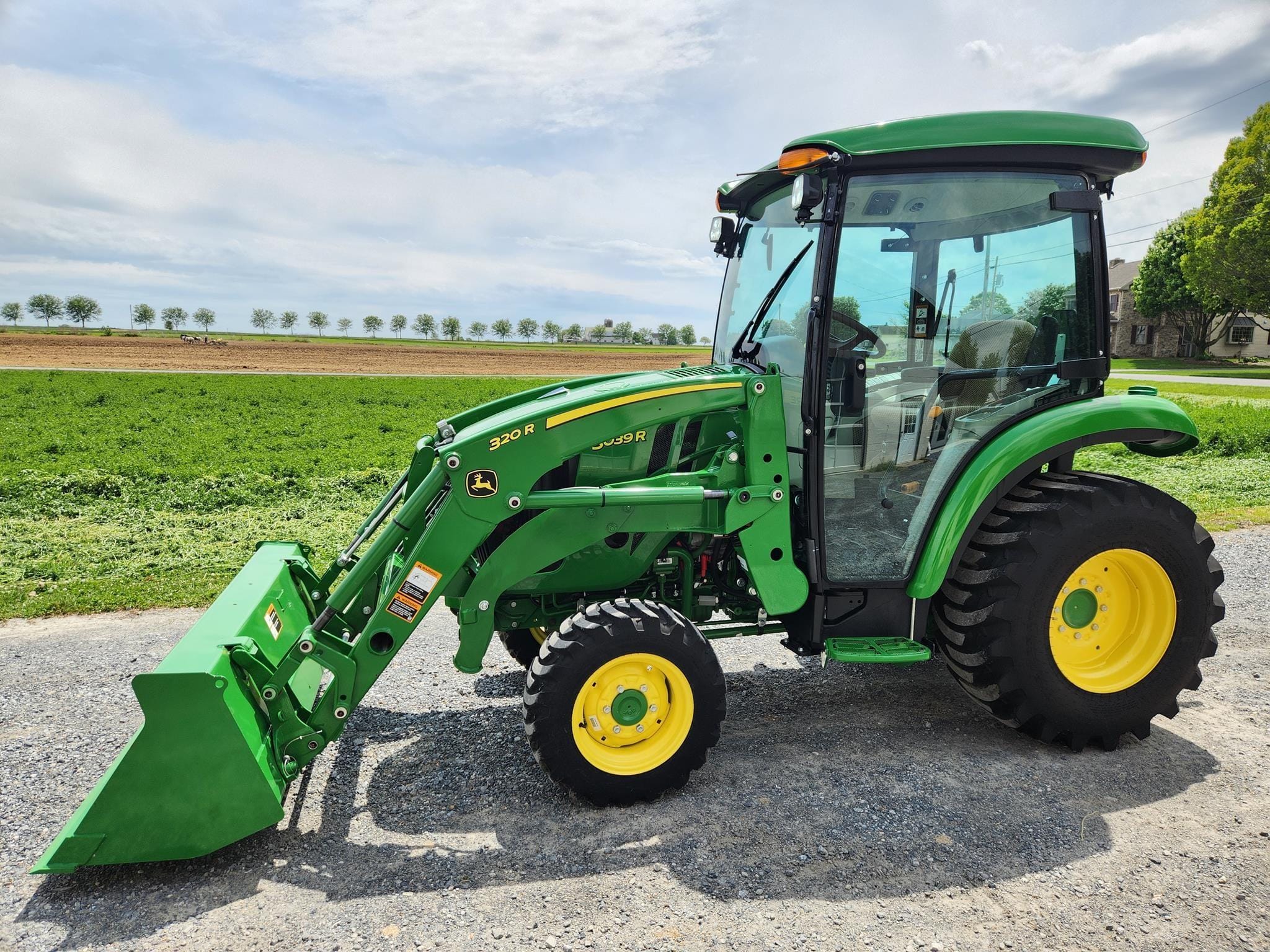 2024 John Deere 3039R Equipment Image0