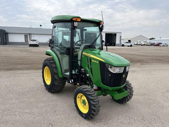 Image of John Deere 3046R equipment image 4