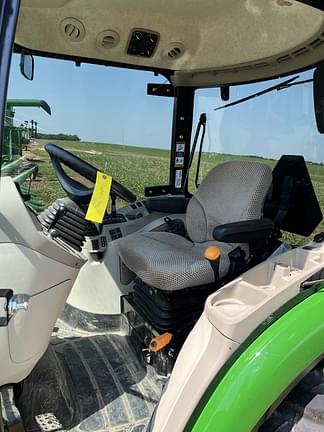 Image of John Deere 3046R equipment image 4