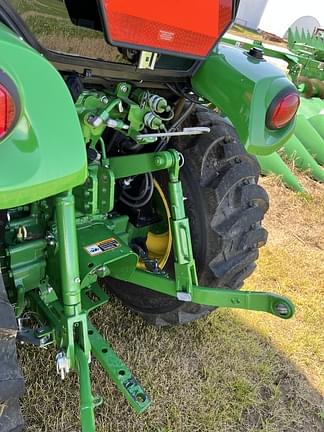 Image of John Deere 3046R equipment image 3