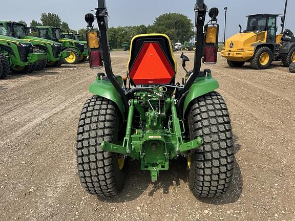 Image of John Deere 3046R equipment image 4