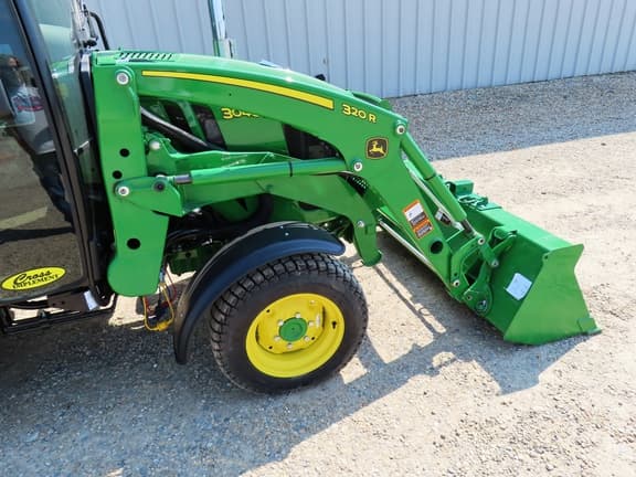 Image of John Deere 3046R equipment image 4