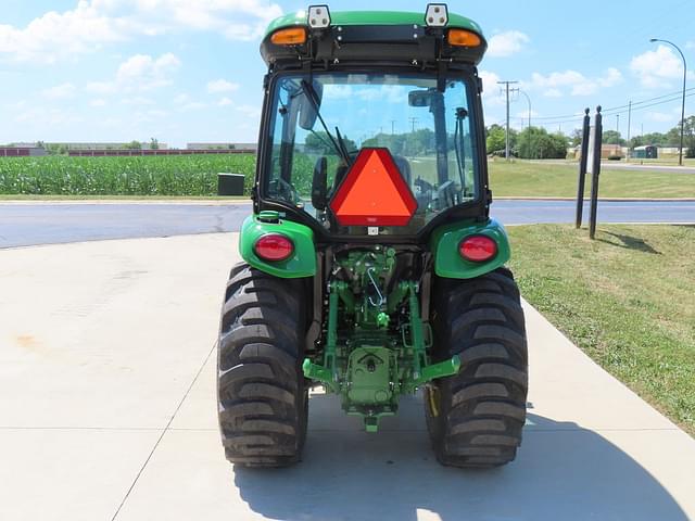 Image of John Deere 3046R equipment image 4