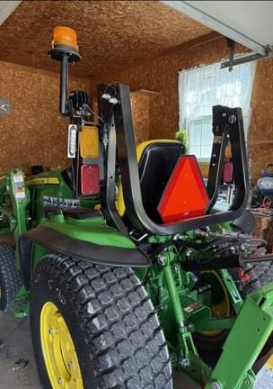 Image of John Deere 3046R equipment image 4