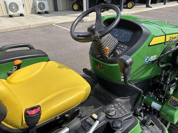 Image of John Deere 3046R equipment image 4