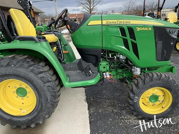 Image of John Deere 3046R equipment image 3