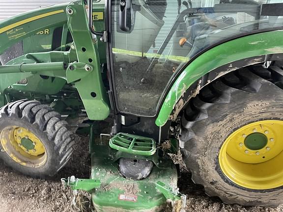 Image of John Deere 3046R equipment image 4