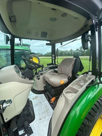 Image of John Deere 3046R equipment image 4