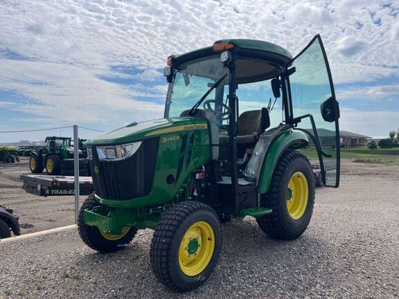 Image of John Deere 3046R equipment image 1