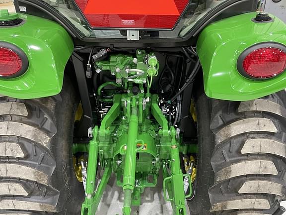 Image of John Deere 3046R equipment image 3