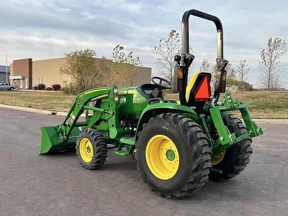 Image of John Deere 3046R equipment image 4