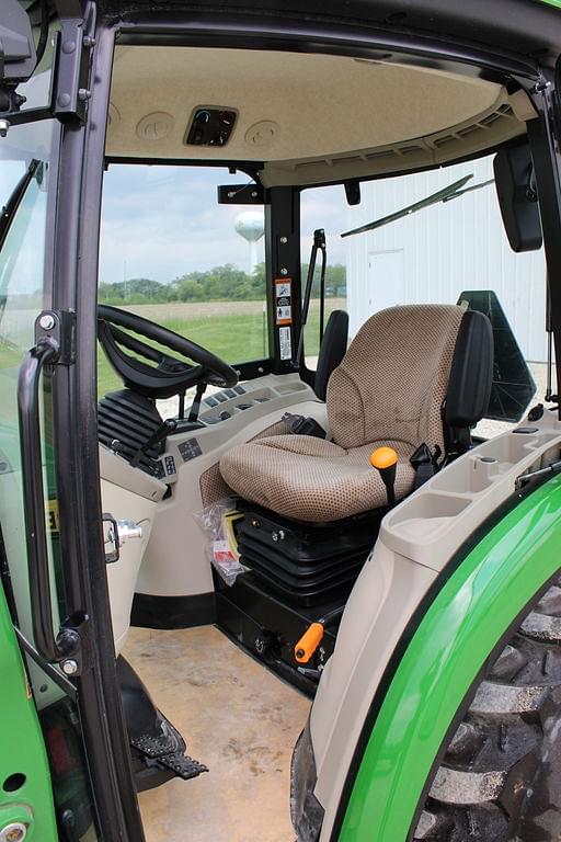Image of John Deere 3046R equipment image 4