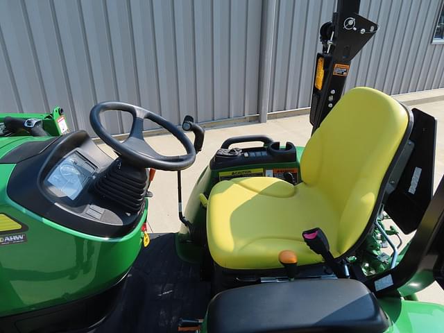 Image of John Deere 3046R equipment image 4