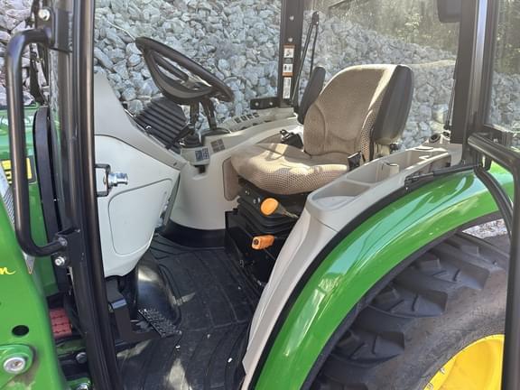 Image of John Deere 3046R equipment image 4