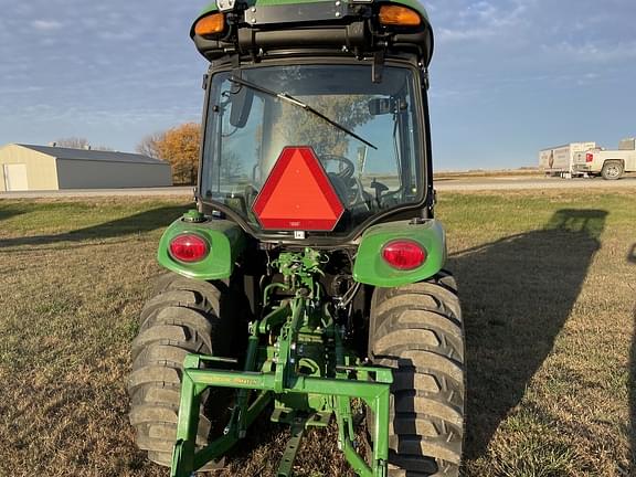 Image of John Deere 3046R equipment image 3