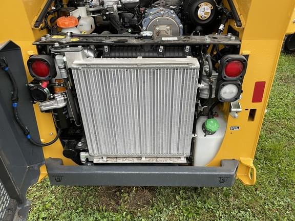 Image of John Deere 317G equipment image 4