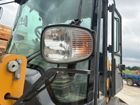 Image of John Deere 324P equipment image 4