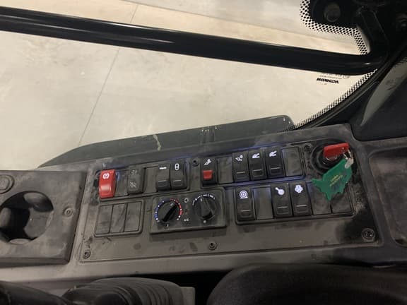 Image of John Deere 324P equipment image 4