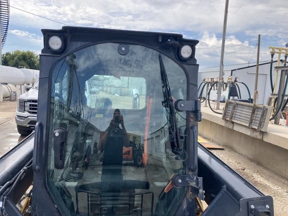 Image of John Deere 324G equipment image 3