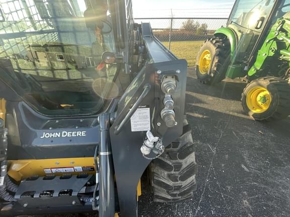 Image of John Deere 324G equipment image 4