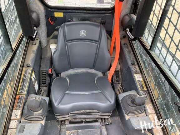 Image of John Deere 324G equipment image 4