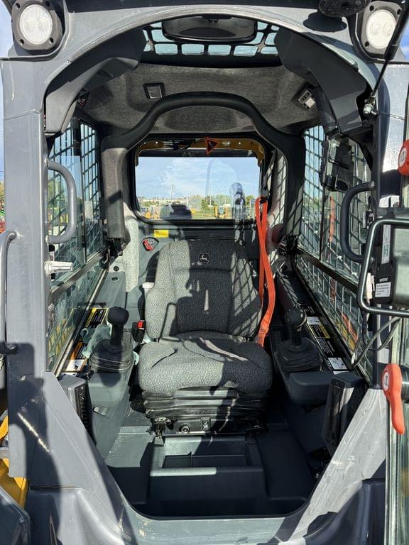 Image of John Deere 325G equipment image 3