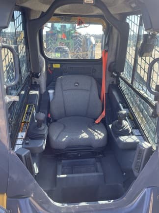 Image of John Deere 325G equipment image 4