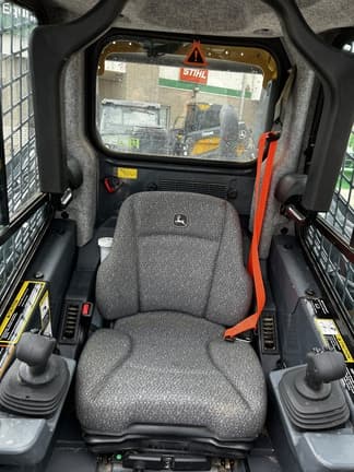 Image of John Deere 325G equipment image 4