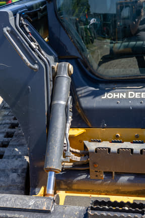 Image of John Deere 325G equipment image 4
